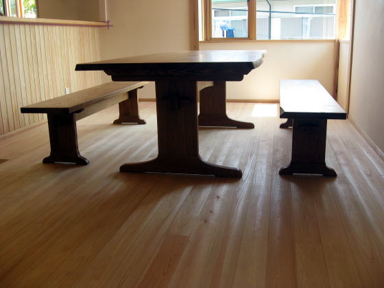 2�̃x���`�ƃe�[�u���t��