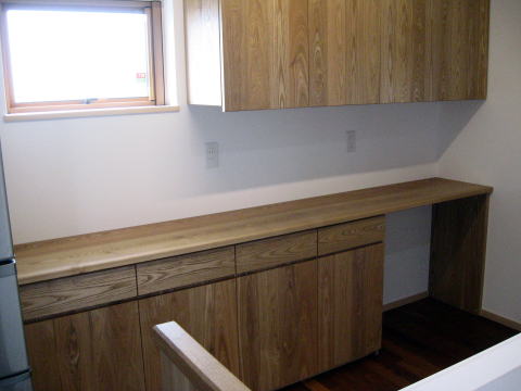 �J�E���^�[���[�̈ꕔ���S�~���p�ɃI�[�v���ɂȂ��Ă��܂�